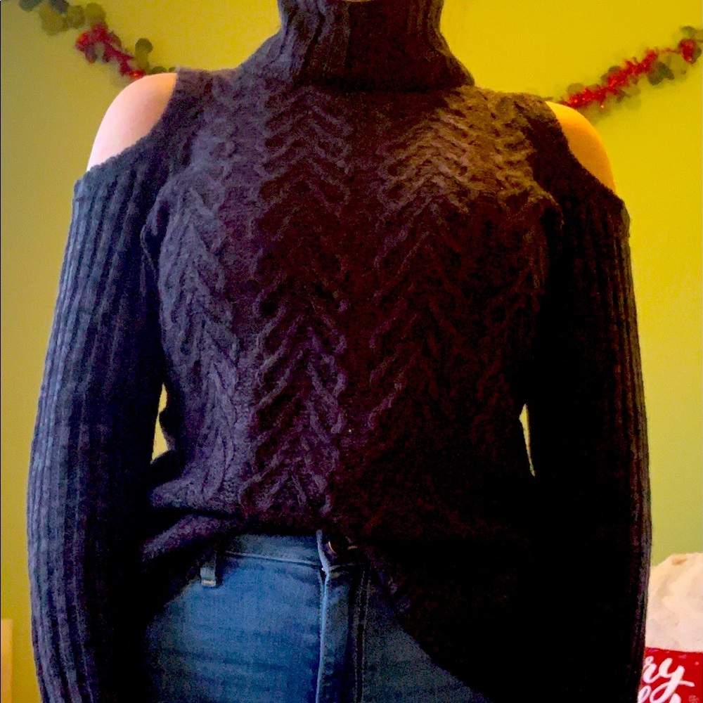 Cold shoulder turtleneck sweater - Picture 2 of 5
